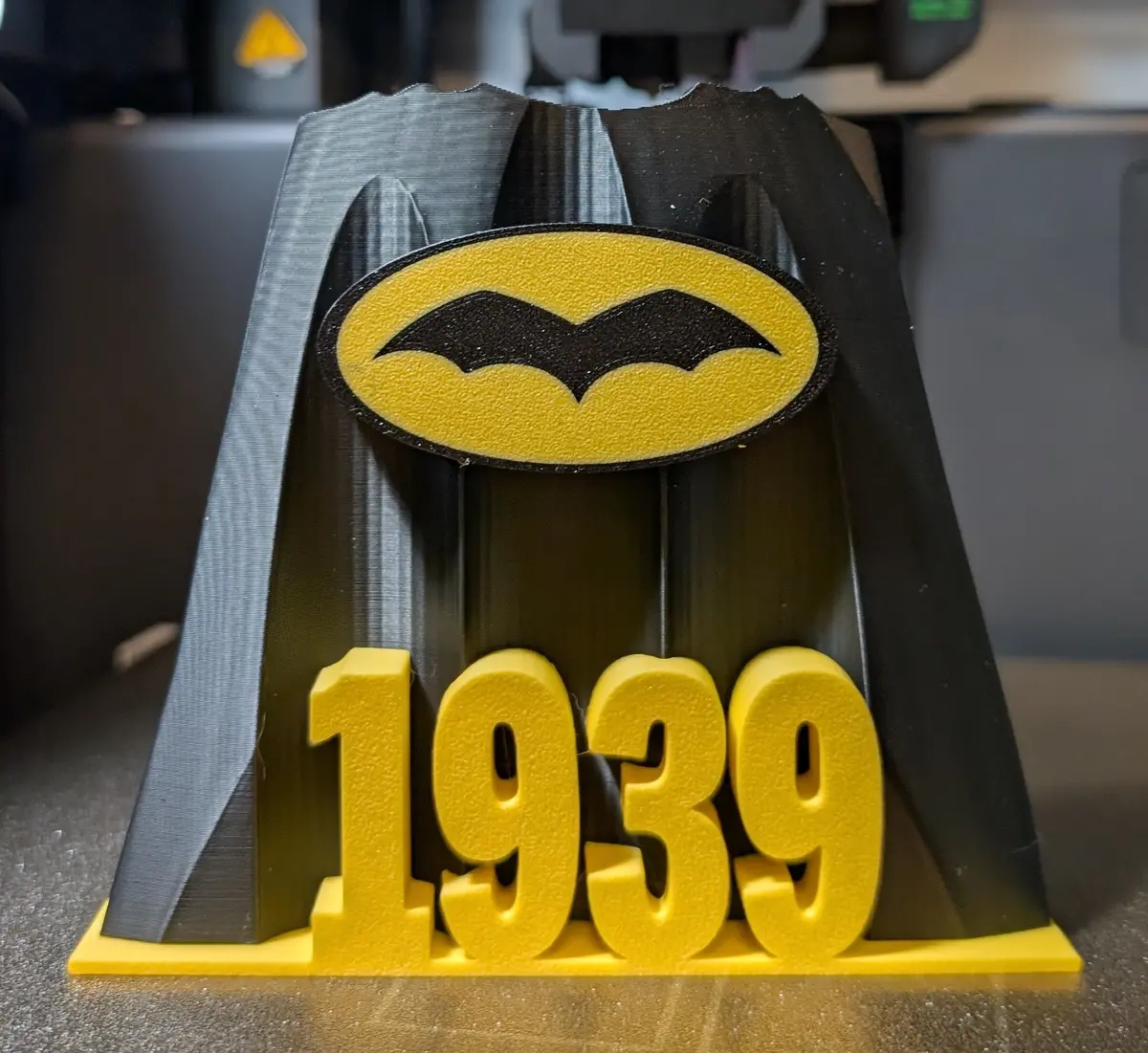 Dc Batman Logo On Cape - Detective Comics #27 (1939) - Desk Paper Weight/Pop Art (13.5 X 12 X 4 Cm) 1