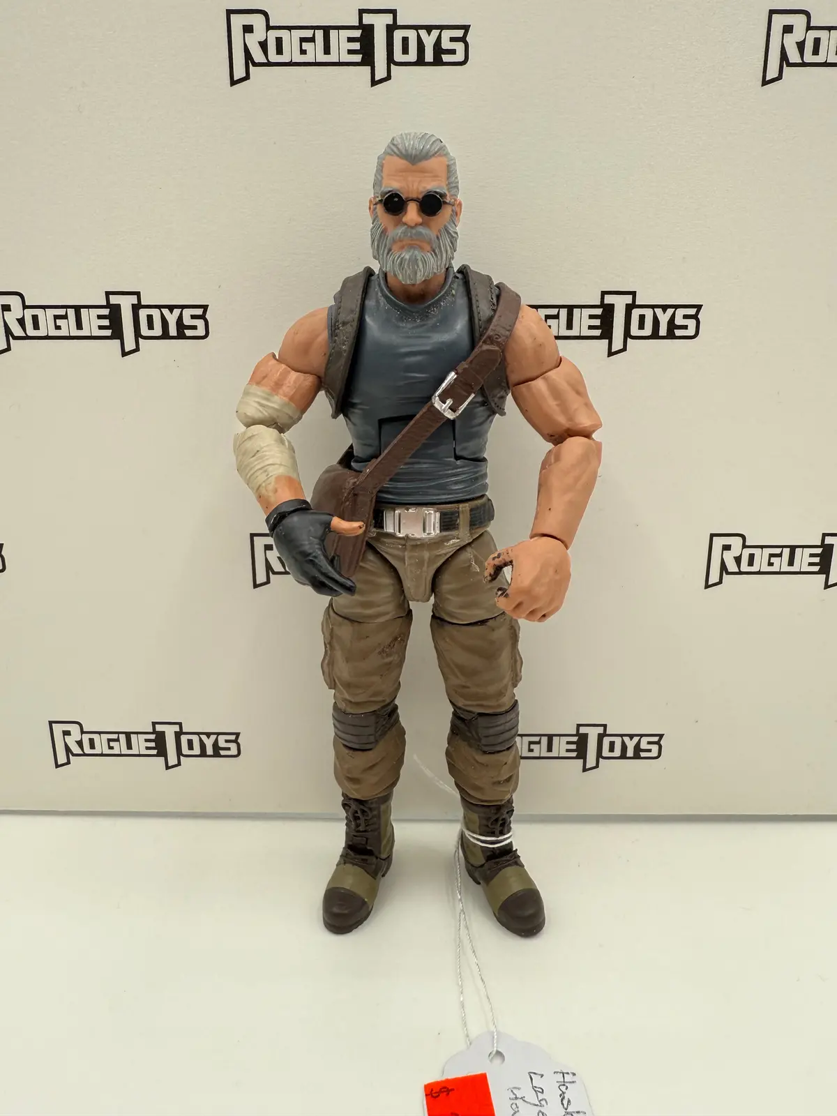Hasbro Marvel Legends Old Man Hawkeye 1