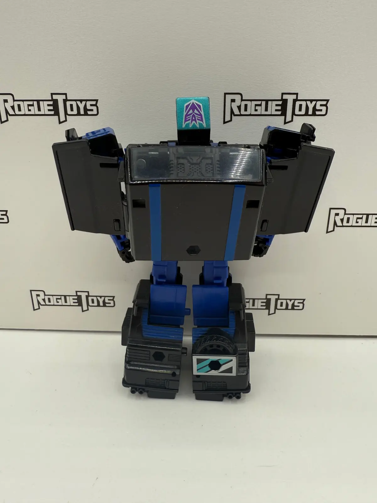 Hasbro Transformers Legacy Generations Deluxe Class Decepticon Crankcase 1