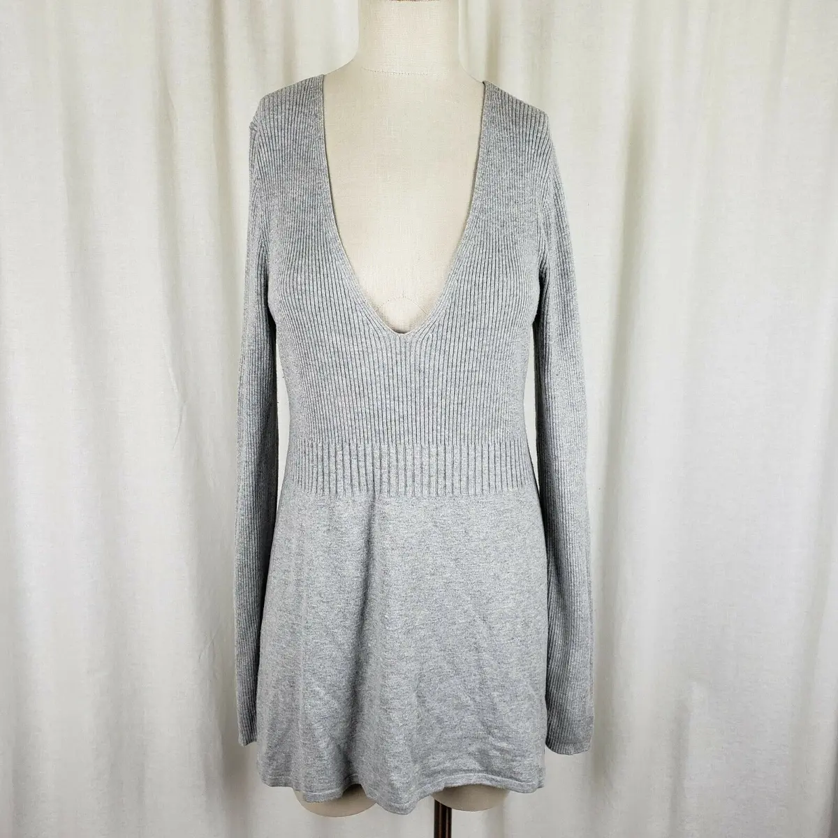Express Stretch Long Length Plunge Neckline Tunic Knit Sweater Womens L Gray 1
