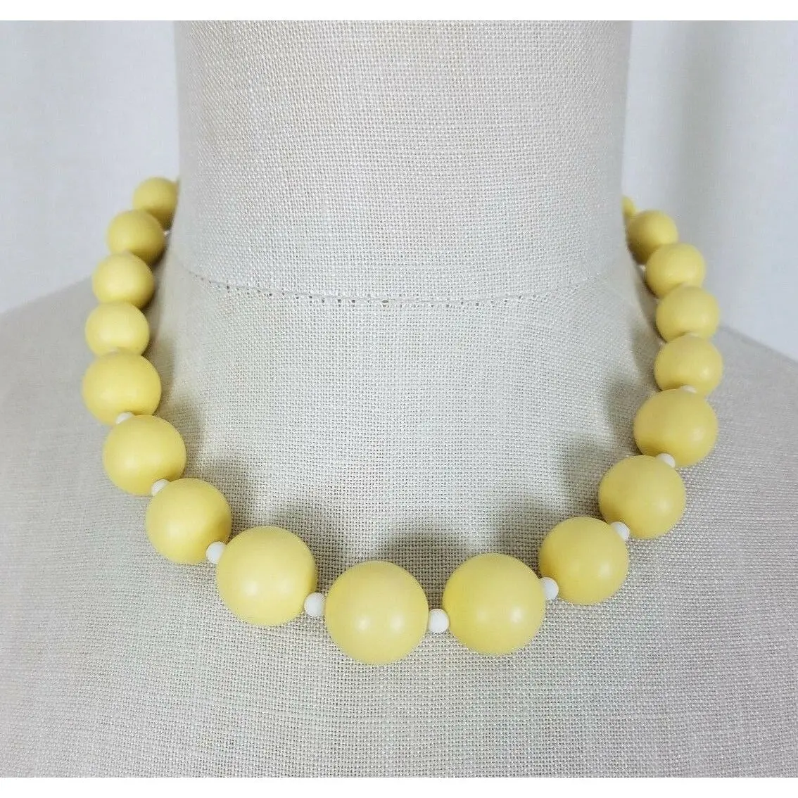 Vintage Single Strand Yellow Beads Beaded Necklace Choker Length Resin Lucite 1