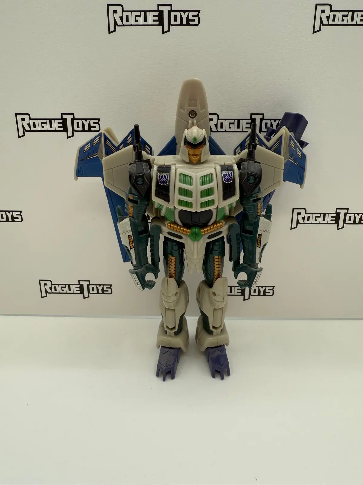 Hasbro Transformers Generations Deluxe Class Decepticon Thunderwing 1