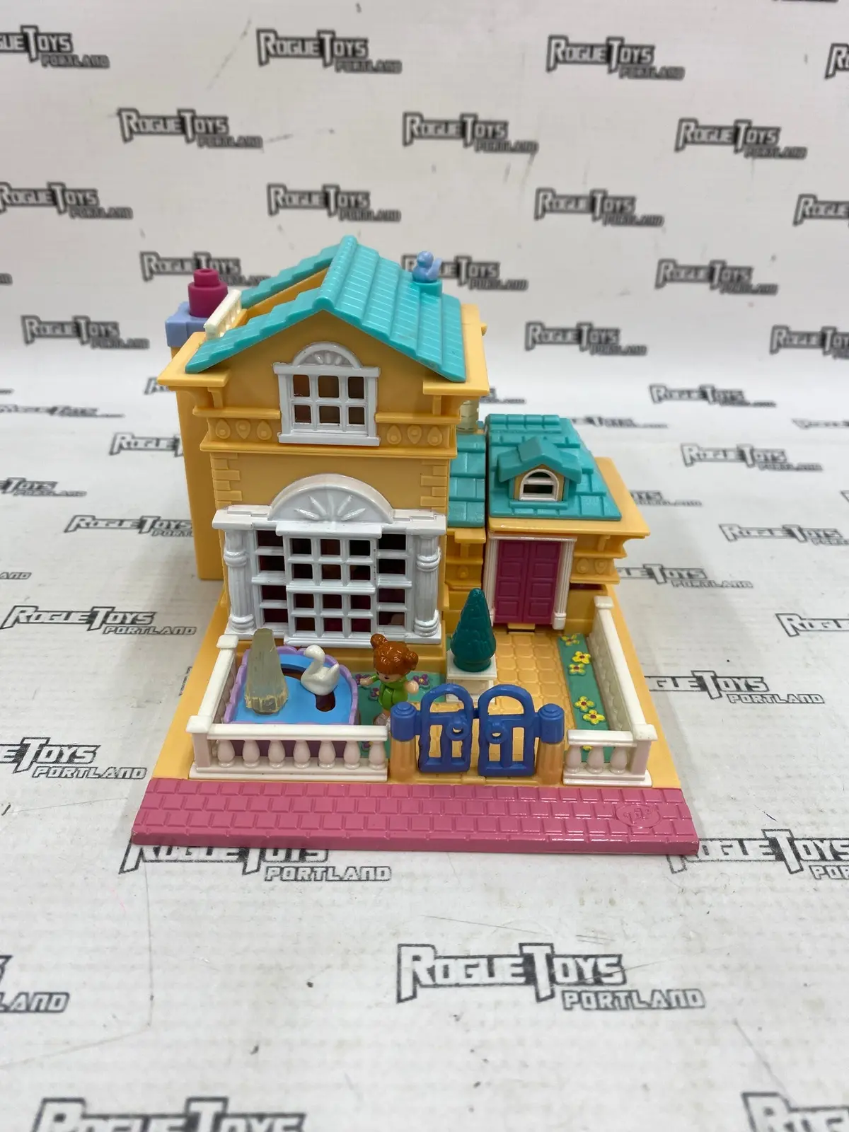 Vintage Polly Pocket Lightyear-Up Hotel 1