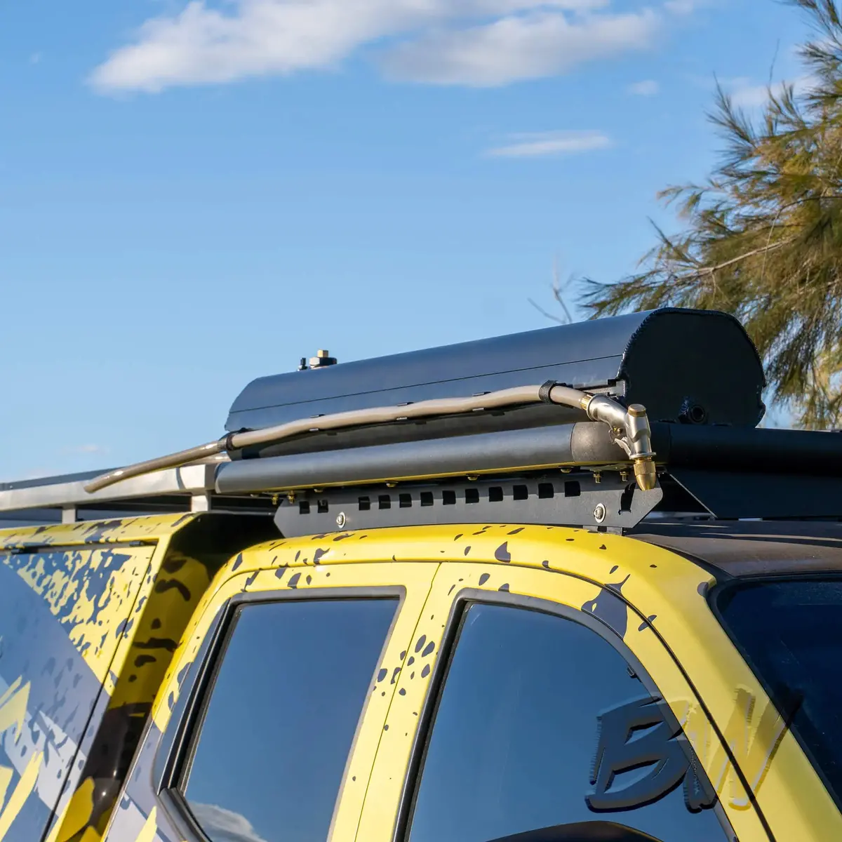 Wildwash 30L Vehicle Roof Water Tank – Pressurised And Sun-Heated 1